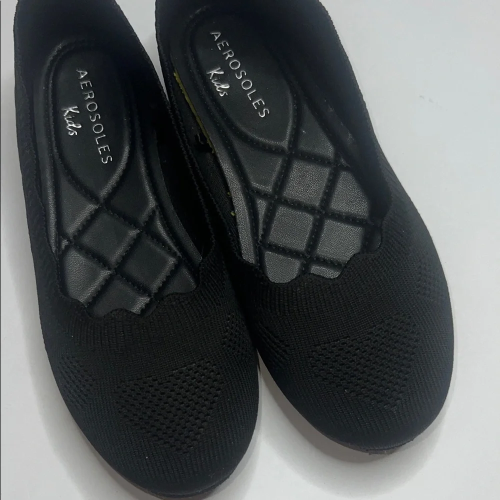 AEROSOLES Kids Black Textured Shoes size 1